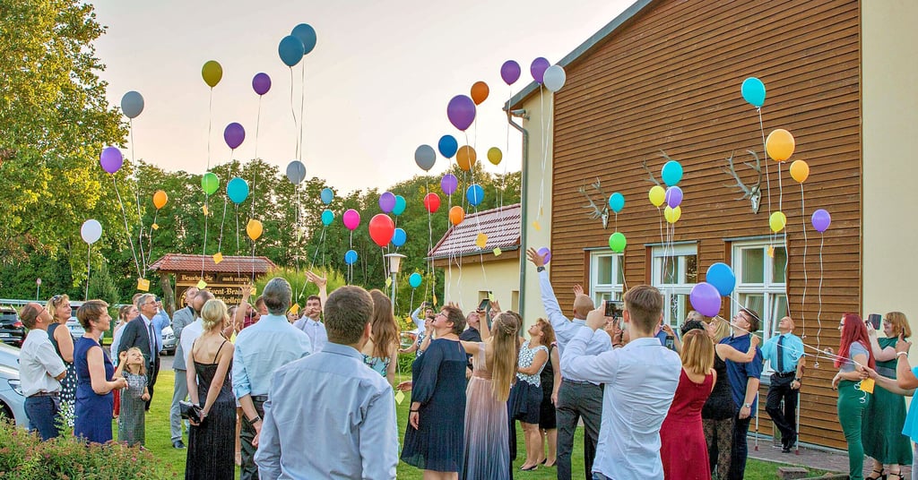 Mit dem Aufsteigenlassen von Luftballons wünschten sich die Abiturienten vom Standort Havelberg gegenseitig viel Glück und Erfolg für den nächsten großen Lebensabschnitt.