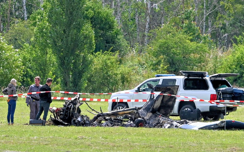 Kriminalisten der Polizeiinspektion Dessau und Experten der Bundesstelle für Flugunfalluntersuchung suchen gemeinsam nach der Ursache des Absturzes. Die einmotorige Maschine polnischer Bauart brannte auf dem Flugfeld völlig aus.