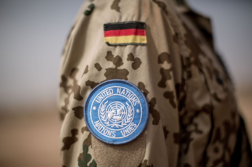 Das Logo der Vereinten Nationen ist an der Uniform eines Soldaten der Bundeswehr angebracht.