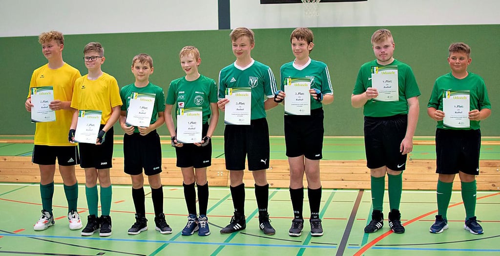 Phillip Adrian Hunold (l.) und Niklas Hennig (2.v.l.) erkämpften sich Silber.