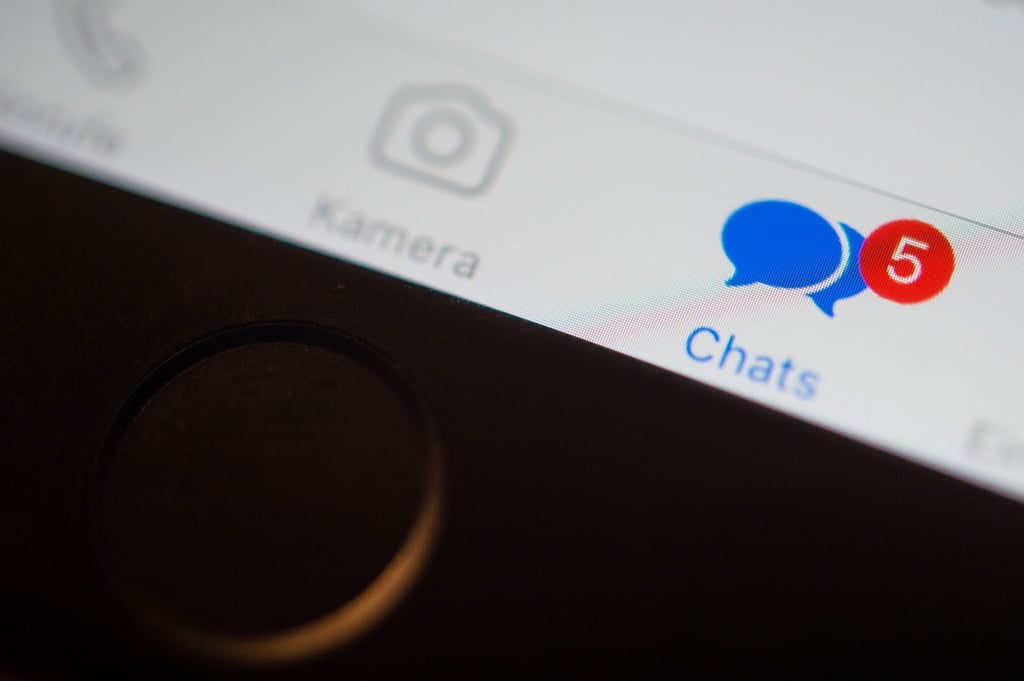 Ein Chatsymbol ist auf einem Smartphone zu sehen.