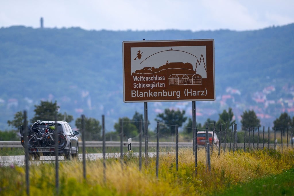Die braunen Hinweistafeln an den Autobahnen sollen für touristische Ziele werben. Im Harz etwa verlocken fliegende Hexen zu einem Abstecher.