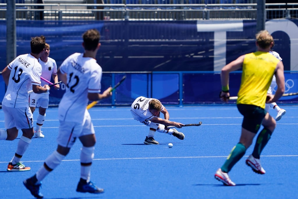 Deutschlands Niklas Bosserhoff (M) schlägt den Ball während eines Feldhockey-Trainingsspiels gegen Australien im Oi Hockey Stadium.