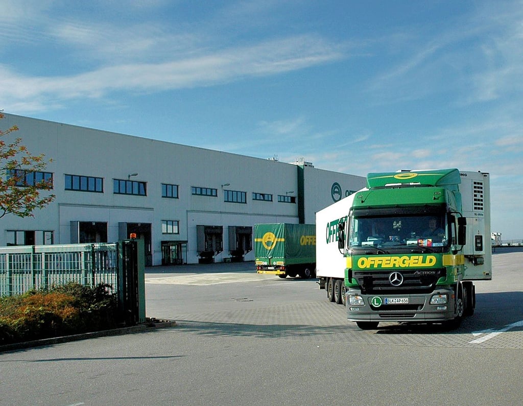 Auch an den Wochenenden befahren Lkw das Gelände der Firma Offergeld in Schleinitz und parken dort mit laufenden Kühlaggregaten. Doch das Lärmproblem mit den Anwohnern konnte jetzt unkompliziert gelöst werden.