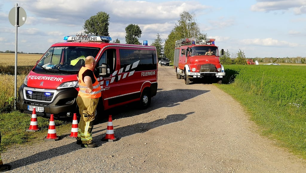 Die Feuerwehr steht am Flugplatz Renneritz an der weiträumig abgesperrten Unfallstelle.