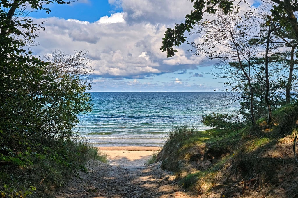 Auf Rügen ist ein urlauber aus Thüringen beim Baden in der Ostsee ums Leben gekommen. (Symbolbild)