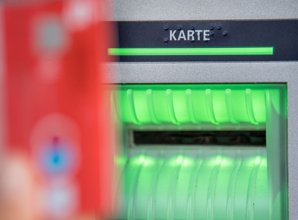 Der Datenklau an Geldautomaten in Deutschland hat im laufenden Jahr auf niedrigem Niveau weiter abgenommen.