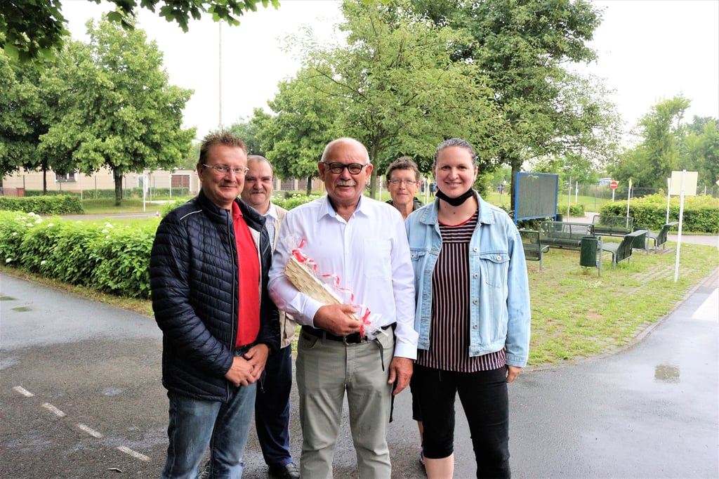 Frank Käsebier (Mitte) wurde von Uwe Scholz (links), Dezernent der Stadt Schönebeck, und Naja Elze (rechts), Sachgebiet Bildung und Soziales der Stadt, verabschiedet. Stefan Dressler und Birgit Kraft unterstützen bei der Pflege des Geländes.