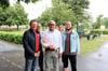 Frank Käsebier (Mitte) wurde von Uwe Scholz (links), Dezernent der Stadt Schönebeck, und Naja Elze (rechts), Sachgebiet Bildung und Soziales der Stadt, verabschiedet. Stefan Dressler und Birgit Kraft unterstützen bei der Pflege des Geländes.