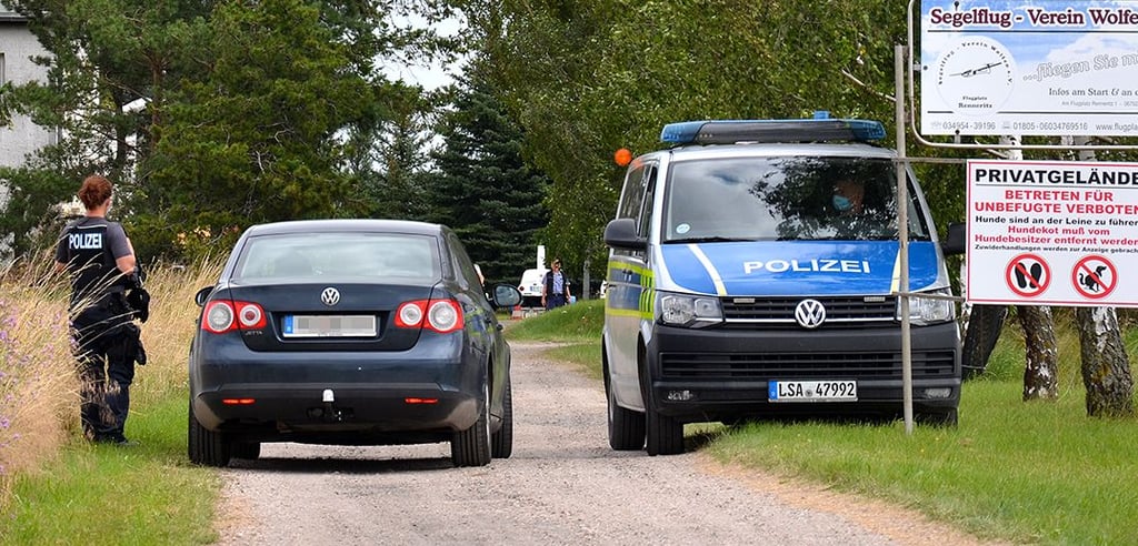 Polizisten sperrten auch noch am Montag die Zufahrt zum Vereinsgelände und dem kleinen Flugplatz ab.