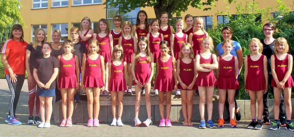 Die älteren Kinder der Tanzgruppe "TT Flash" können sich passend zur Neuausrichtung auch in neuen Kleidern, die nun nicht mehr grün sondern rot sind, präsentieren. Fotos: Constanze Arendt-Nowak
