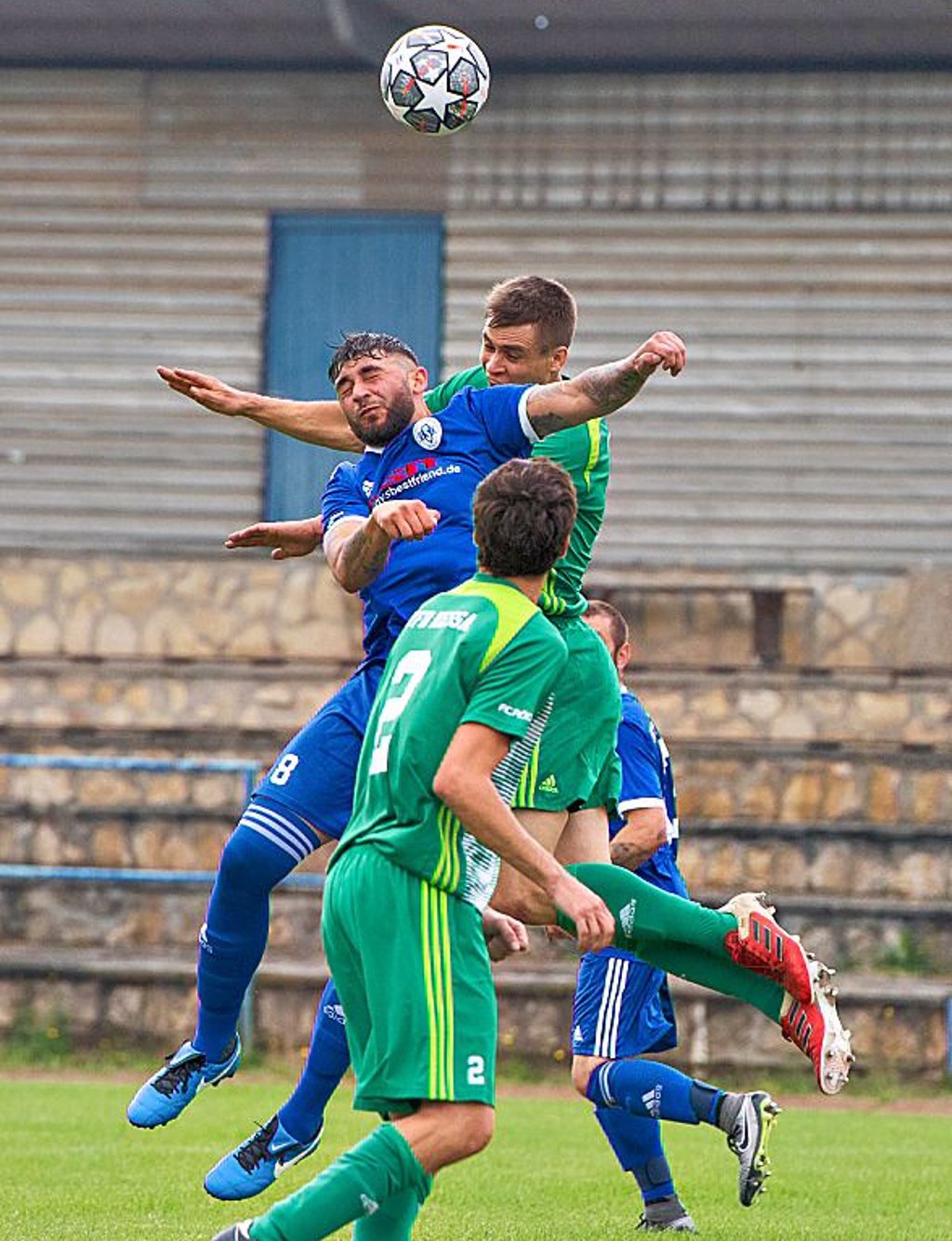Freyburgs Neuzugang Alexandru Diaconescu (l.) im Kopfballduell.
