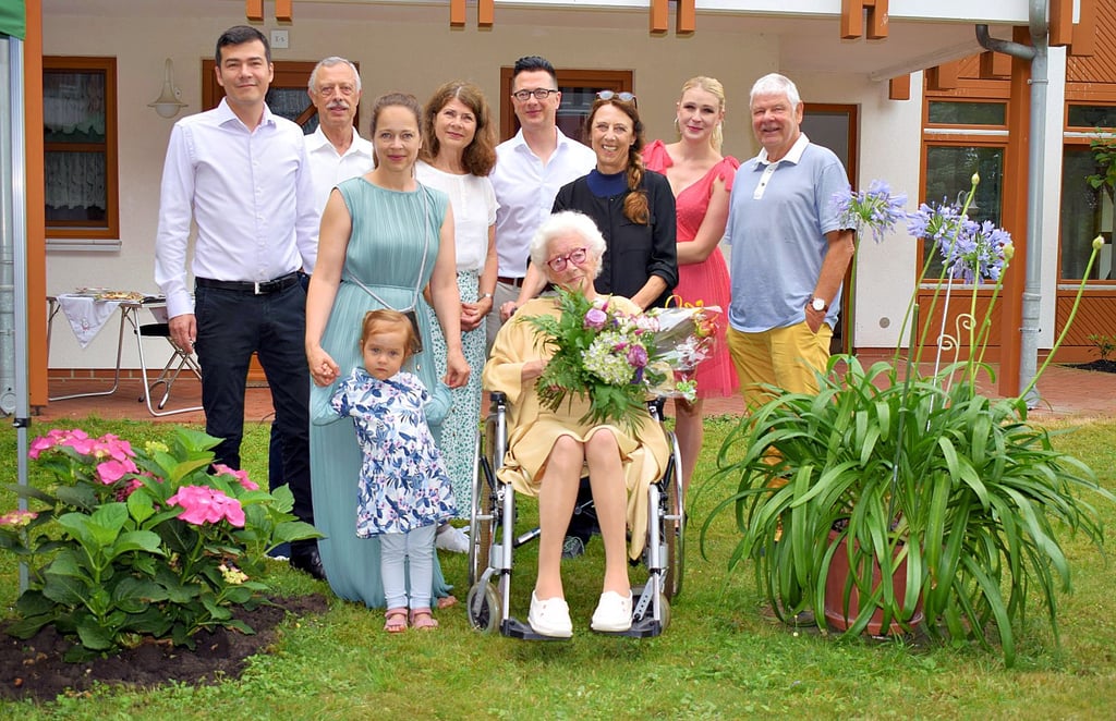 Ursula Karstedt im Kreise ihrer Familie anlässlich ihres 100. Geburtstages. Der Hausgemeinschaft mit ihrem Video zu ihren Lebensstationen gelang eine besondere Überraschung.