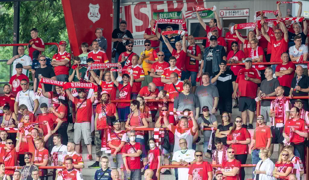 Union-Fans singen im Stadion.