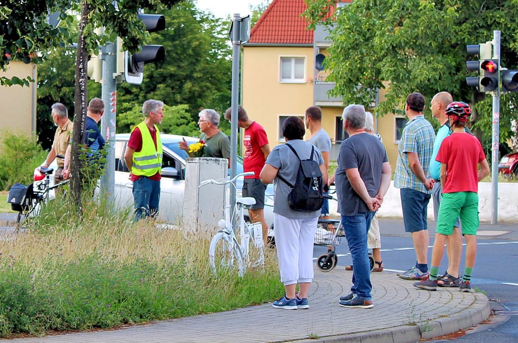 Angehörige und Rad-Aktivisten gedachten der verstorbenen Radfahrerin.