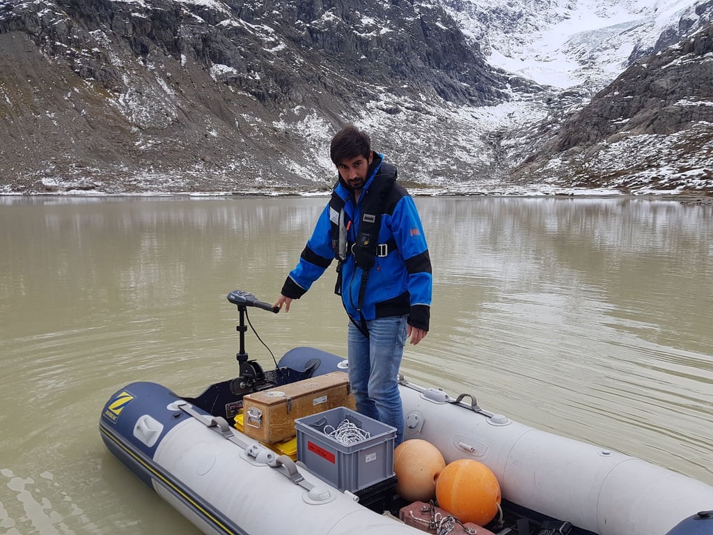 Michael Plüss, Techniker der Eawag-Abteilung Oberflächengewässer, installiert eine Thermistorenkette auf dem Steisee.