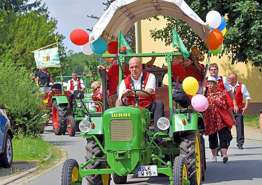 Mit drei Treckern und geschmückten Anhängern ging es durch die Straßen.