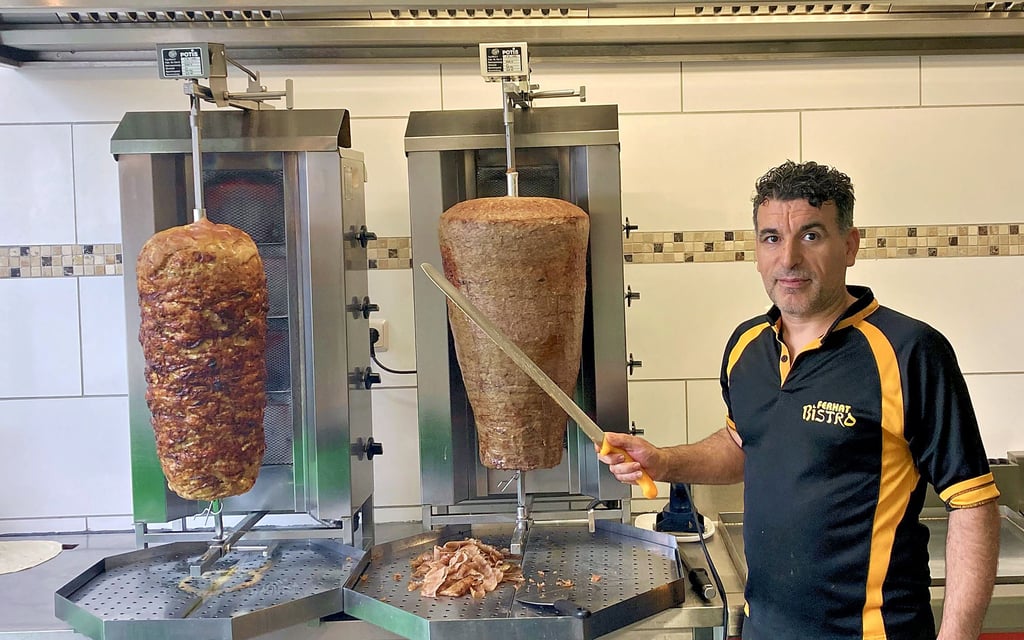 Ferhat Emer in seinem Laden. Bald soll noch ein dritter Spieß mit traditionellem „Yaprak-Döner“ hinzukommen.