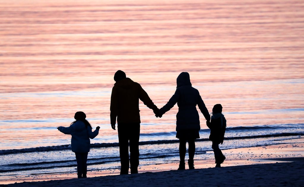 Während viel weniger Kinder aus dem Ausland adoptiert werden, steigt der Anteil der Stiefkindadoptionen.