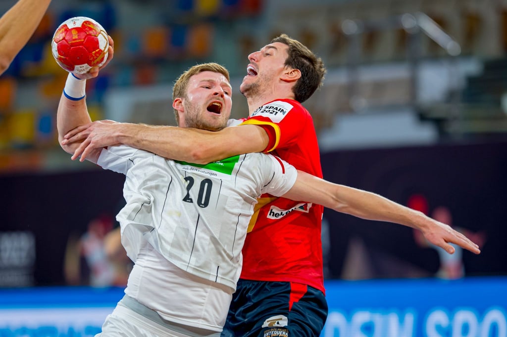 Der Spanier Viran Morros (r, gegen Deutschlands Philipp Weber) spielt künftig für die Berliner Füchse.