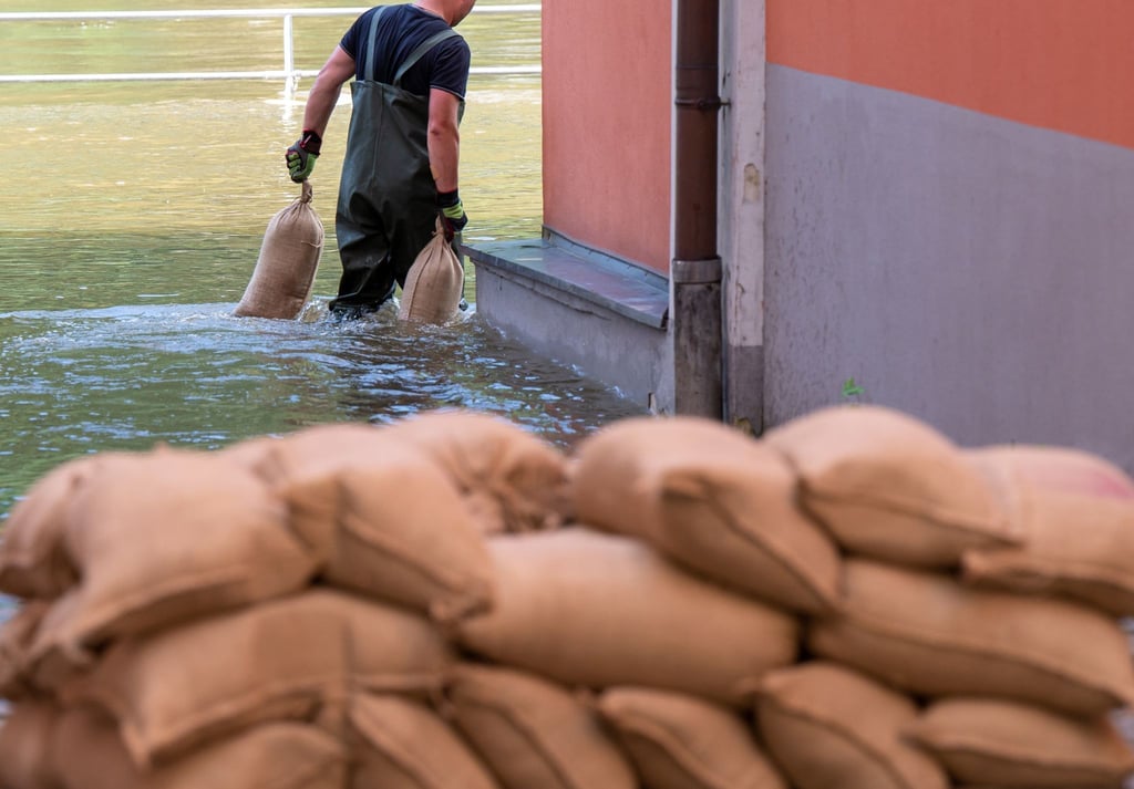 Wer als direkt Betroffener wegen Hochwasserschäden daran gehindert ist, zur Arbeit zu kommen, muss für wenige Tage bezahlt freigestellt werden.