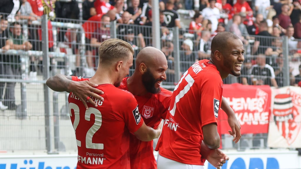Terrence Boyd trifft schon wieder für den HFC, auch Louis Samson (r.) zeigt schon seine Klasse als "Abräumer" im Mittelfeld.