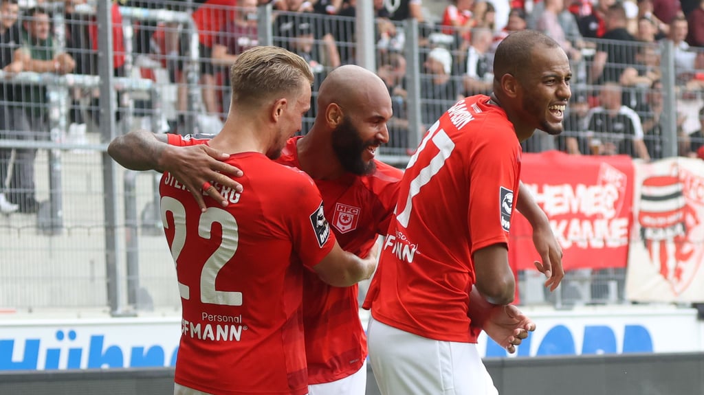 Terrence Boyd trifft schon wieder für den HFC, auch Louis Samson (r.) zeigt schon seine Klasse als "Abräumer" im Mittelfeld.