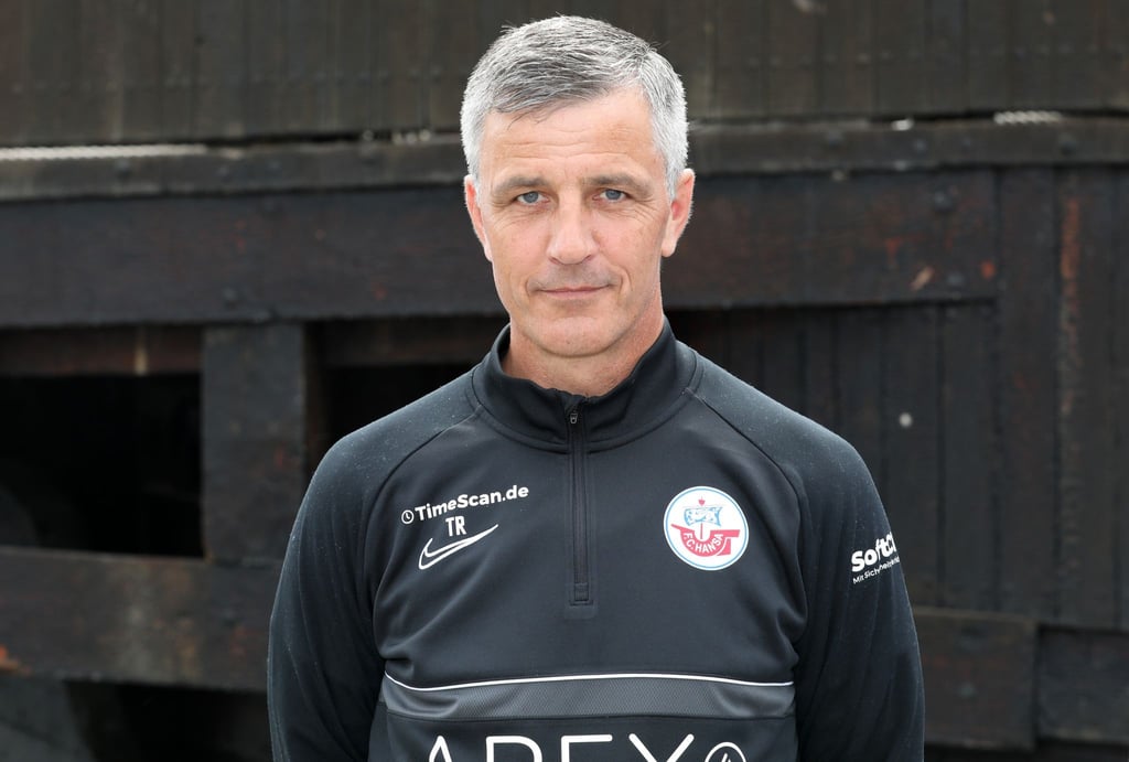 Hansa-Coach Jens Härtel bei einem Fototermin für das Mannschaftsfoto.