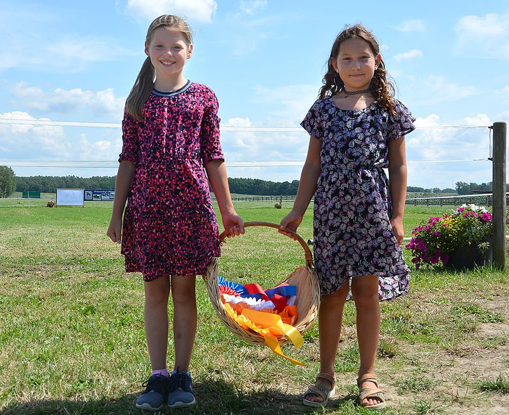 Ganz wichtig waren auch Elin und Luisa. Die beiden Mädels brachten die bunten Schleifen zu den Prämienpferden.