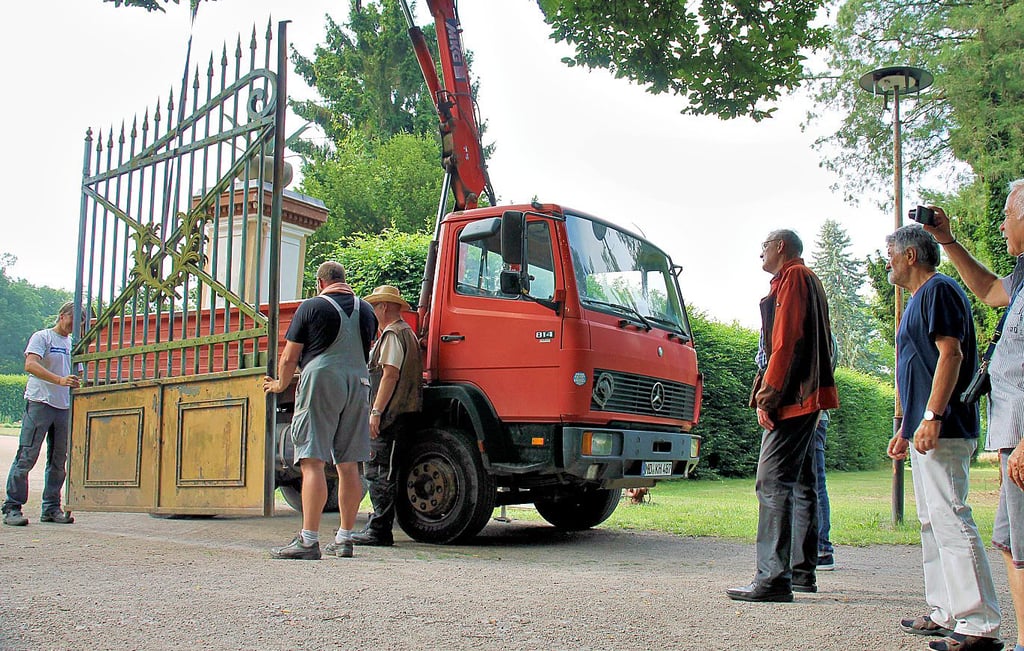 Das mehrere hunter Kilogramm schwere Metalltor wurde am Freitag in Tangerhütte per Kran aufgeladen.