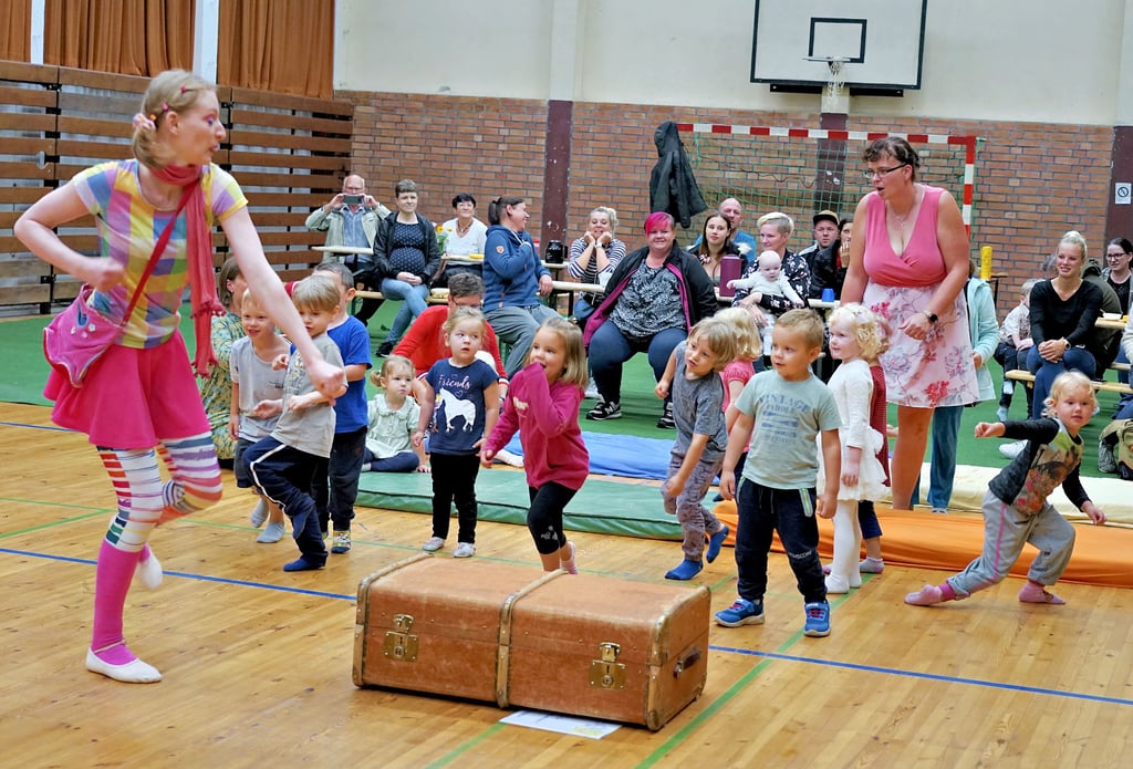 Den Abschluss der Jubiläumswoche mussten Kinder, Erzieher und Eltern in der Turnhalle feiern, da es am Nachmittag stundenlang regnete.