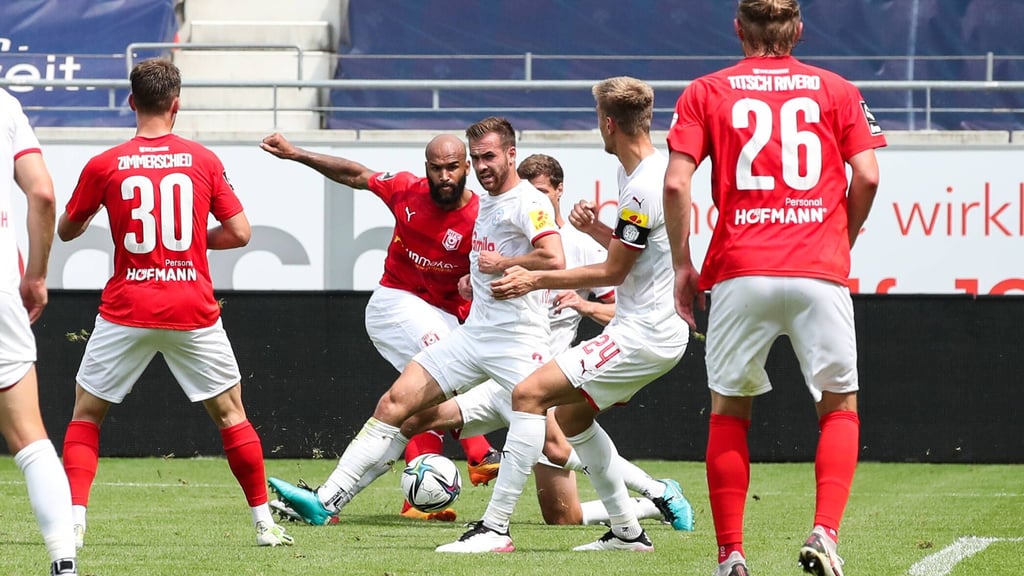 Freude über die Rückkehr der Fans: Die Profis des Halleschen FCvor dem Spiel gegen Kiel.