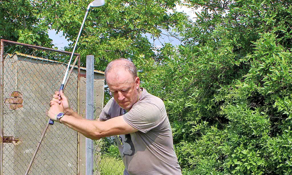 Crossgolfer Mario Prell aus Elster beim Abschlag.