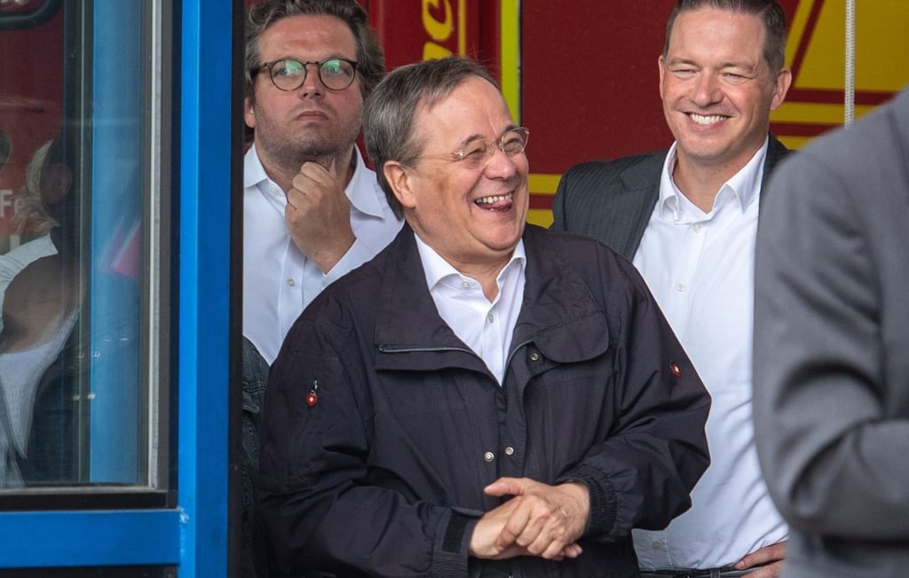 Armin Laschet (CDU), Ministerpräsident von Nordrhein-Westfalen, lacht während Bundespräsident Steinmeier (nicht im Bild) ein Pressestatement gibt.