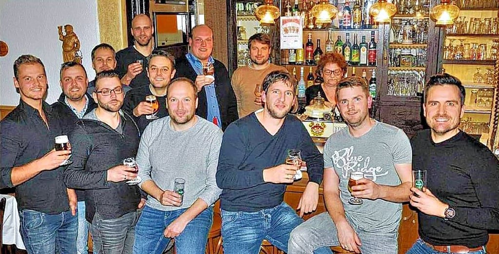 Die Stammtisch-Freunde suchen seit dem Jahr 2015 regelmäßig ein anderes Lokal auf. Wegen der Pandmie konnten sie den Titel ?Stammtisch des Jahres 2020? erst jetzt vergeben.