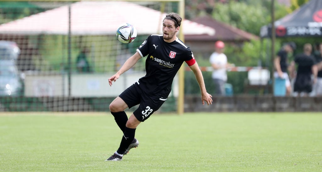 Jonas Nietfeld bleibt Mannschaftskapitän beim Halleschen FC.
