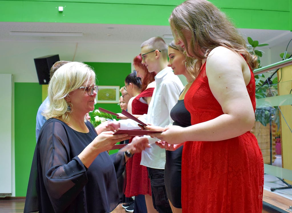 Schulleiterin Annett Koczak überreichte die Zeugnisse. Zu den Gratulaten auf der Bühne in der Aula zählten auch Bürgermeister Jens Hünerbein und die Klassenlehrer Angelika Lücke (10a), Silke Haumann (10b), Alexandra Tikalsky (9a) und Jana Gillich (9b).