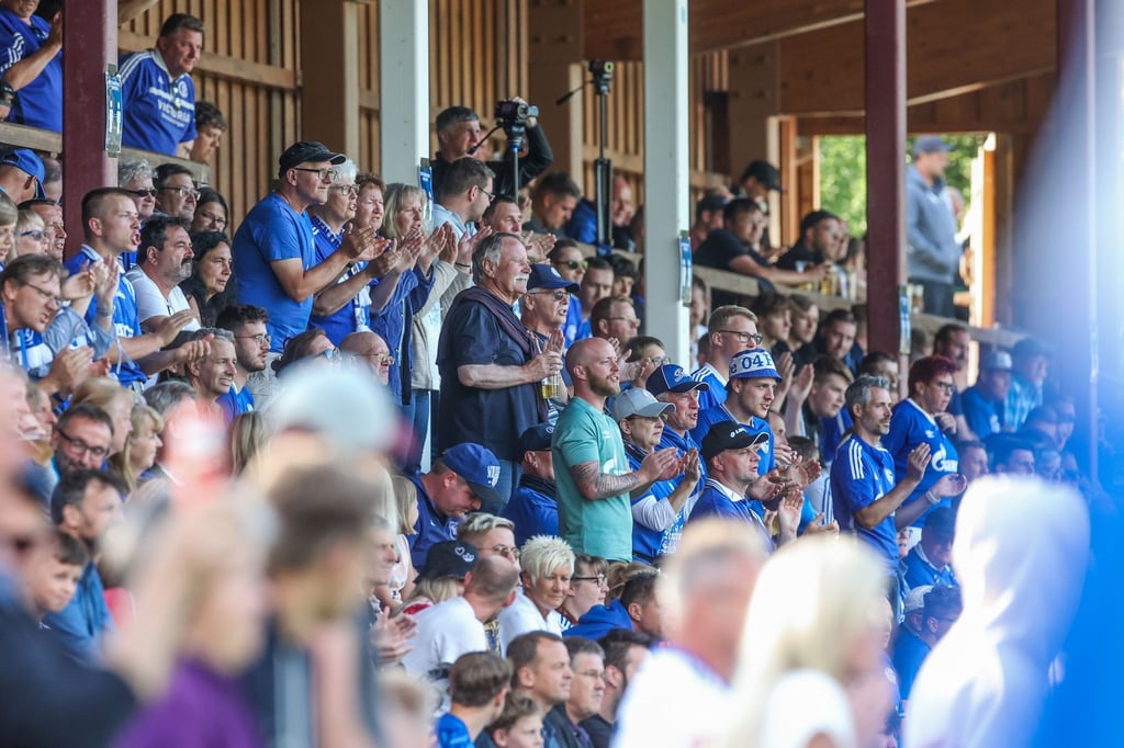 Fans des FC Schalke beim Testspiel gegen Schachtjor Donezk in Österreich.