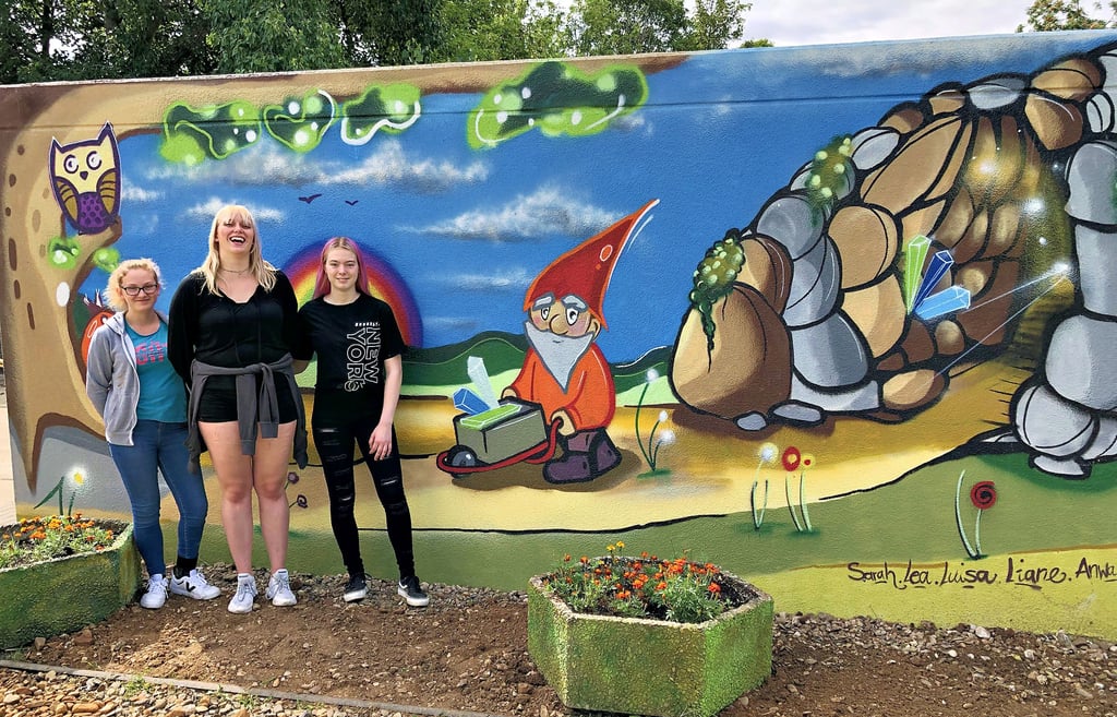 Haben das farbenfrohe Graffito mit gestaltet: Luisa Gennrich, Lea-Malchen Rudolph und Sarah-Marie Mittelbach (von links).