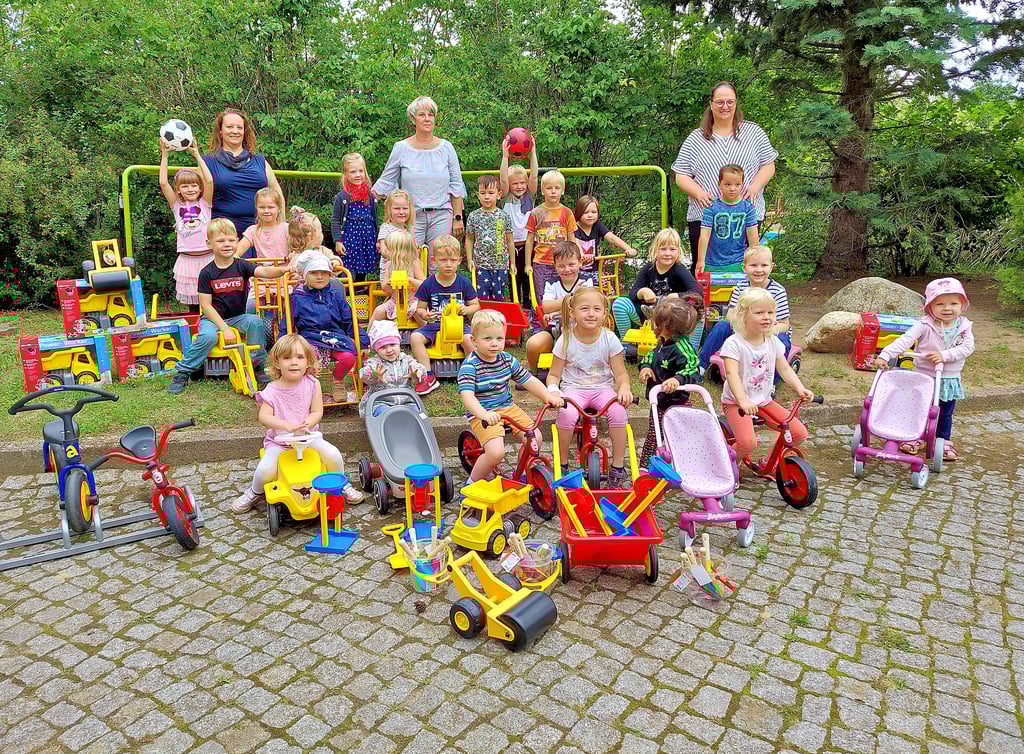 Die Kinder der Kita Frieden haben viel neues Spielzeug. Das freut auch Anja Kühn (hinten v.l.), Annett Kohl und Vereinskassenwartin Daniela Langer.