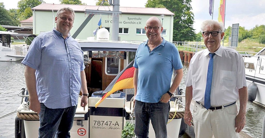 Peter Schwab (Mitte) war am Wochenende mit seinem Sportboot in Genthin zu Gast und wurde von Bürgermeister Matthias Günther (links) und Stadtrat Horst Leiste begrüßt.