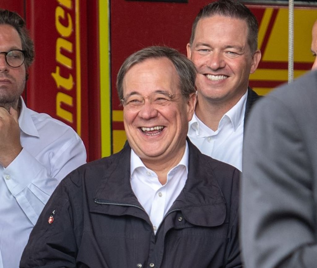 Armin Laschet (2. v.l., CDU), Ministerpräsident von Nordrhein-Westfalen, lacht während Bundespräsident Steinmeier (nicht im Bild) ein Pressestatement gibt.