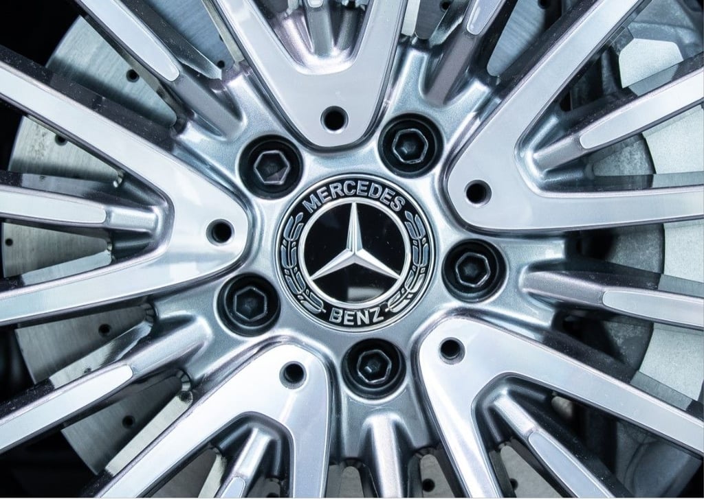 Vier hochwertige Räder eines Mercedes sind am Wochenende