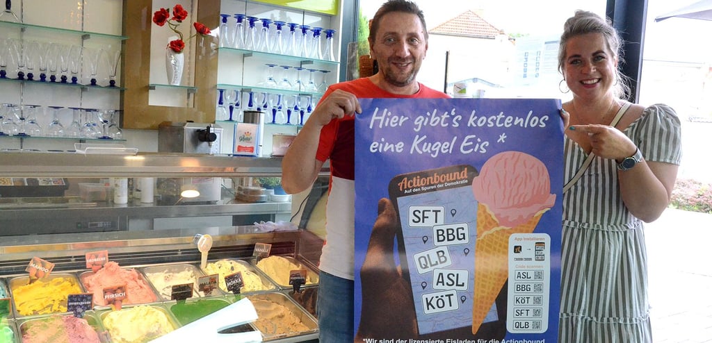 Luisa Liebefinke freut sich, dass sie Manzoni Albano , Inhaber vom ?Al Capone? in Staßfurt, dazu bewegen konnte, das Projekt in den Sommerferien zu unterstützen.