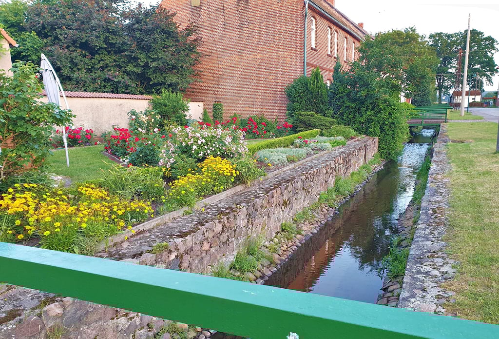 Die Bäke in Wollenhagen, dem Klein Venedig der Altmark, mit neun Brücken, bunten Bauerngärten und großen Bauerngehöften: Die Grabenwände des Bachlaufes sollen saniert werden. Damit findet eine jahrelange Endlos-Geschichte einen guten Abschluss.