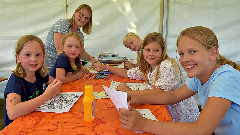Vicki Hoffmann von der SG Bösdorf bastelte und malte im Zelt am Spielfeldrand mit Lotta (v.l.), Fiona, Greta, Frieda und Amely.