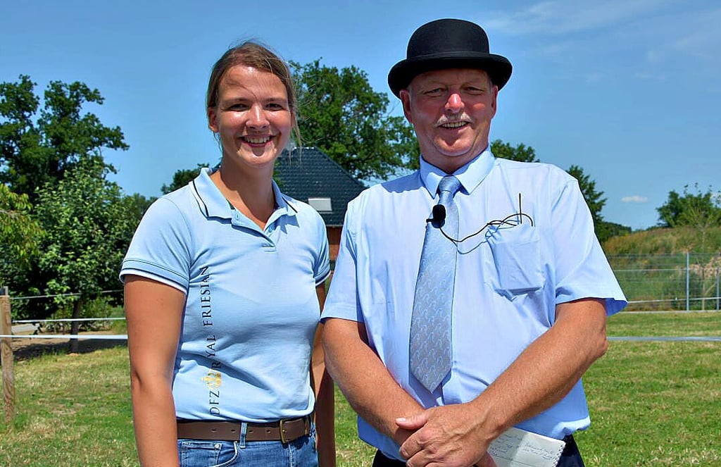 Tolles Wetter, tolle Anlage, tolle Pferde. Regionsvorsitzende Alexa Unger und Richter Willem Sonnema hatten gut lachen.