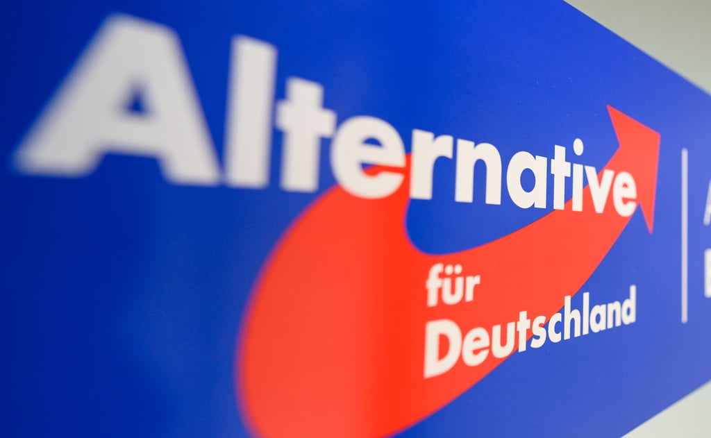 Die AfD meldet einen Übergriff auf zwei Parteimitglieder in Magdeburg. Die Polizei bestätigt den Vorfall.
