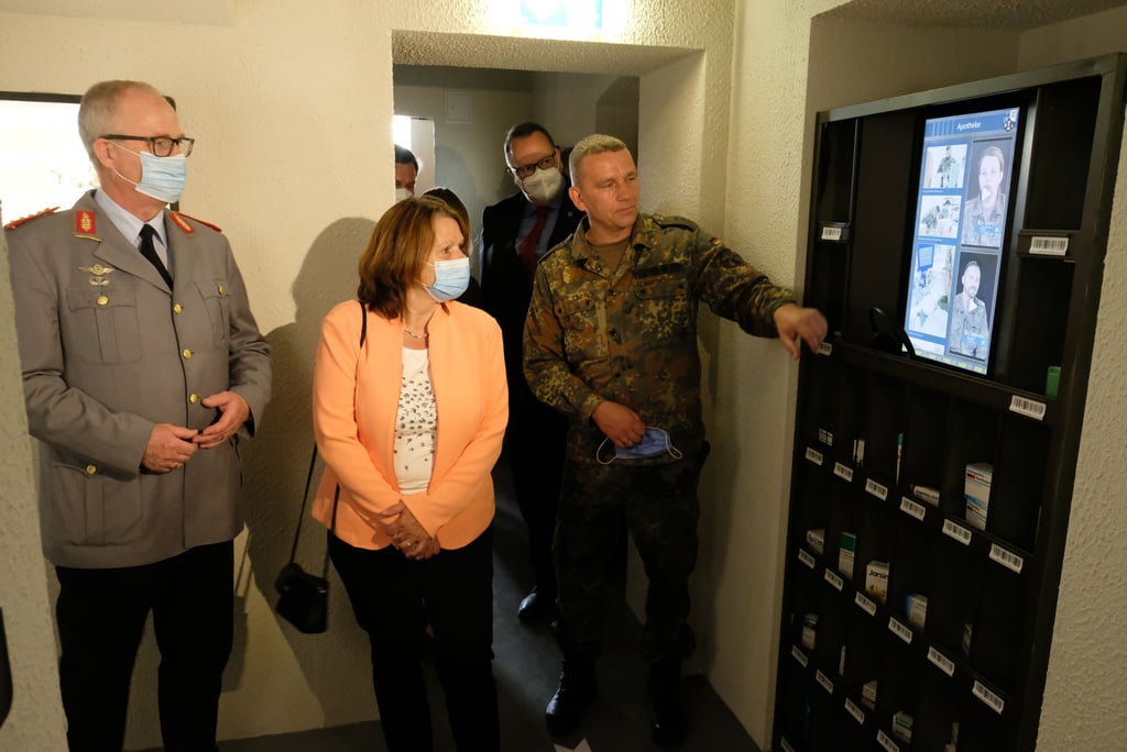 Hauptmann Marc Fiegler führte Blankenburgs Bürgermeister Heiko Breithaupt, die CDU-Bundestagsabgeordnete Heike Brehmer und den Generalinspekteur der Bundeswehr, General Eberhard Zorn (von rechts), durch die Bundeswehrausstellung im Kleinen Schloss in Blankenburg.