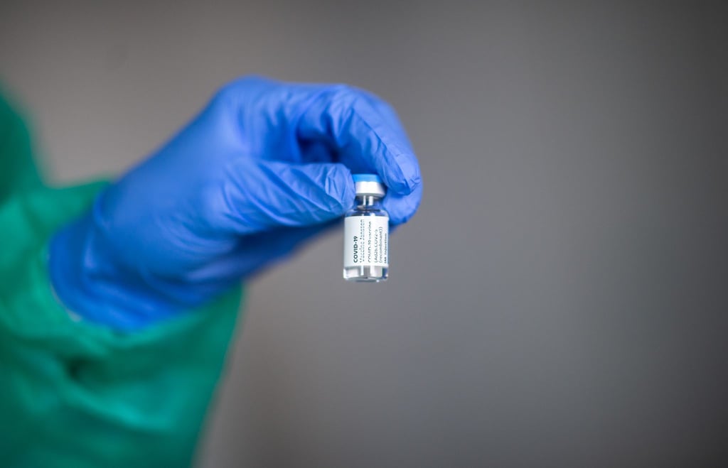 Menschen, bei denen in der Vergangenheit schon einmal das Kapillarlecksyndrom auftrat, wird von einer Impfung mit Johnson & Johnson oder AstraZeneca abgeraten.